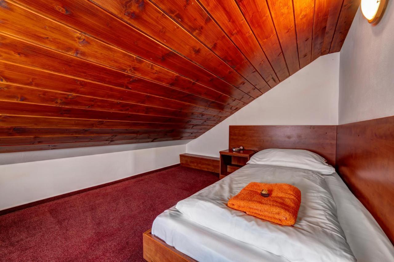 Apartmanovy Dom Slniecko Žiar Exteriör bild